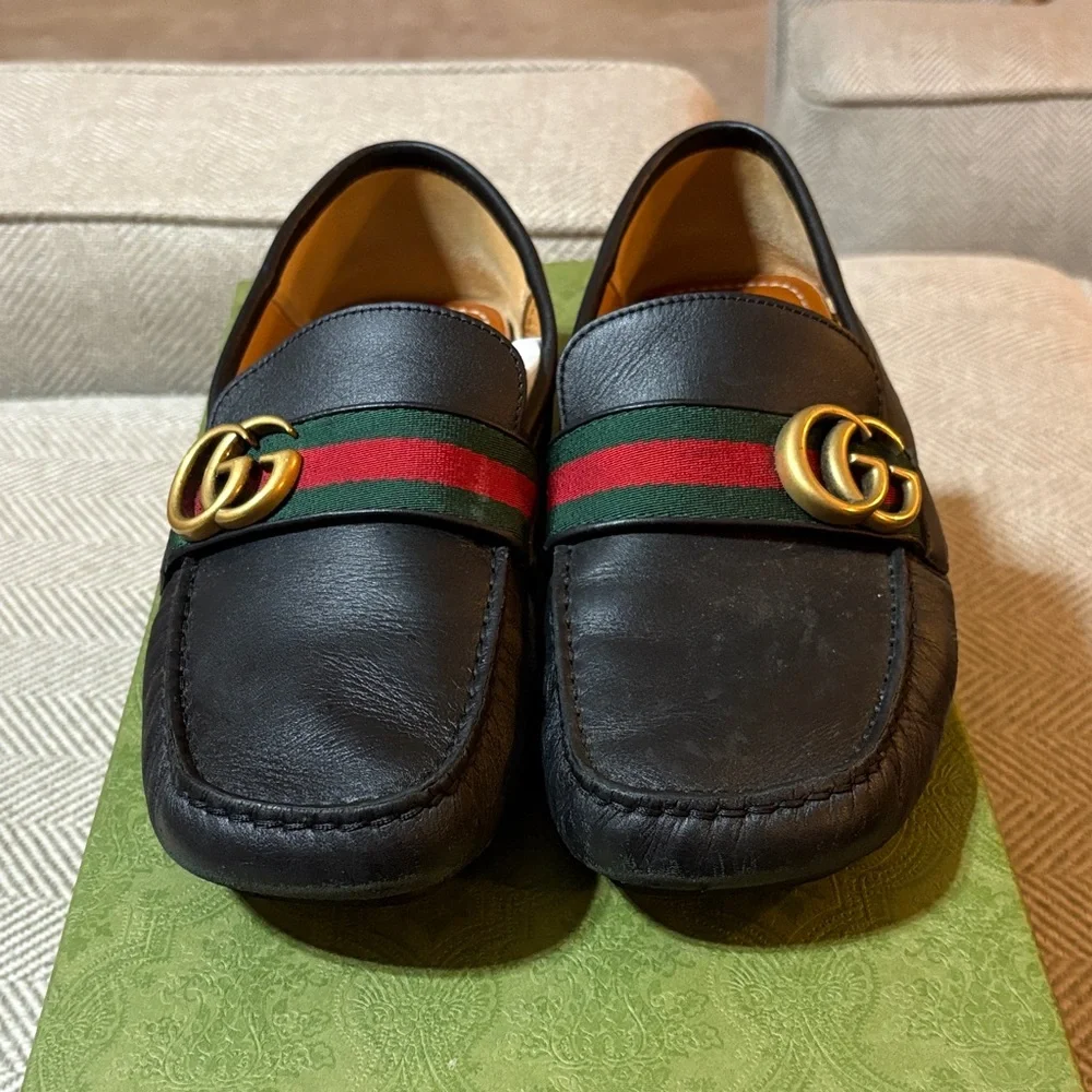 Gucci Black Loafers with Gold Emblem - Picture 1 of 10